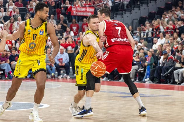 Martin Hermannsson 15 (Alba Berlin) im Zweikampf mit Johannes Voigtmann 7 (FC Bayern Basketball), FC Bayern Basketball vs. Alba Berlin, BBL, Finale 1, 12.06.2026 Muenchen Bayern Deutschland
