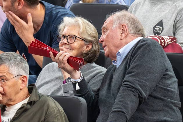 Uli Hoeness Aufsichtsratsmitglied FC Bayern Muenchen eV sowie Ehrenpraesident des FC Bayern erklaert seiner Frau etwas, FC Bayern Basketball vs. Alba Berlin, BBL, Finale 1, 12.06.2026 Muenchen Bayern Deutschland
