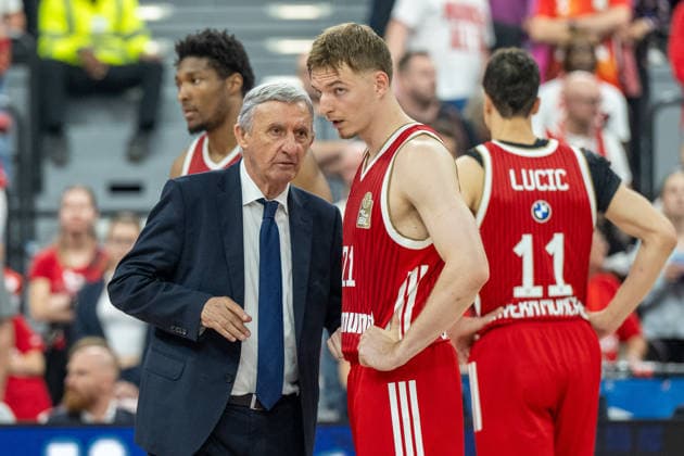 Chefcoach Svetislav Persic (FC Bayern Basketball) im Gespraech mit Justus Hollatz 21 (FC Bayern Basketball), FC Bayern Basketball vs. Alba Berlin, BBL, Finale 1, 12.06.2026 Muenchen Bayern Deutschland