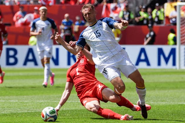 Alistair Johnston of Canada (L) and Amar Memic of Bosnia and Herzegovina (R) challenge for possession of the ball during a group stage match of the 2026 FIFA Men s World Cup between Canada and Bosnia and Herzegovina at Toronto Stadium in Toronto on June 12, 2026. Richard Callis Fotoarena (Richard Callis SPP)  Copyright: xRichardxCallisx xSPPx spp-en-RiCa-2960743