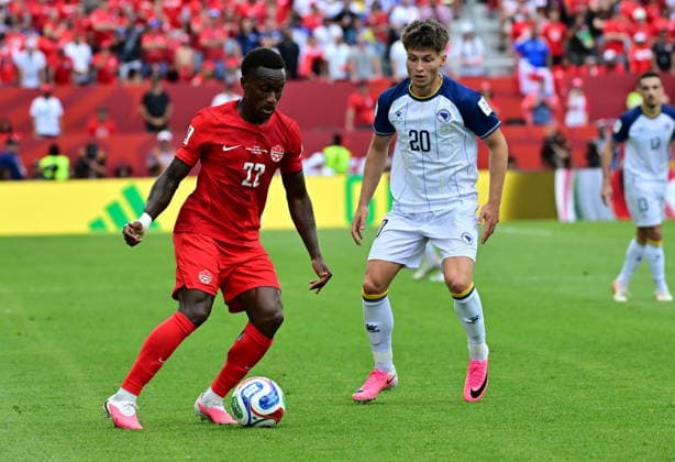 FIFA World Cup, WM, Weltmeisterschaft, Fussball 2026 - Group A - Canada vs Bosnia and Herzegovina Richie Laryea of Canada (L) and Esmir Bajraktarevic of Bosnia and Herzegovina (R) in action during the FIFA World Cup 2026 group stage match Canada against Bosnia and Herzegovina, in Toronto, Canada, 12 June 2026. TORONTO Canada  Copyright: xEDUARDOxLIMAx