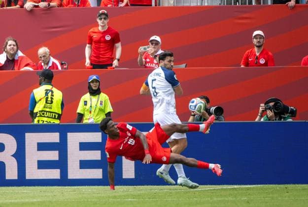Fußball, Herren, FIFA World Cup, WM, Weltmeisterschaft, Fussball 2026 in Mexiko, Kanada und USA, Spiel in Toronto (Gruppe B, 1. Spieltag), Kanada - Bosnien-Herzegowina, v. l. Jonathan David (Kanada), Sead Kolasinac (Bosnien-Herzegowina), 12.06. 2026,