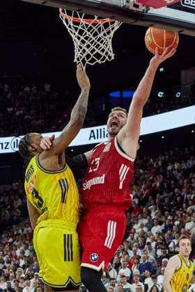 Deutsche Basketball Bundesliga (BBL), FC Bayern München Basketball vs ALBA Berlin, München FC Bayern Basketball, Berlin ALBA, 2026-06-12 in München (SAP Garden) OBST Andreas (FC Bayern München Basketball Shooting Guard (SG) Nr13-FCBB13), ROBERTS J wan (ALBA Berlin Center (C) Nr13-BER13) sportworld München SAP Garden Bayern Deutschland