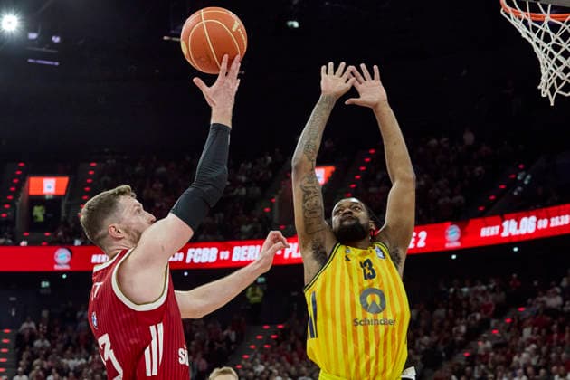 Deutsche Basketball Bundesliga (BBL), FC Bayern München Basketball vs ALBA Berlin, München FC Bayern Basketball, Berlin ALBA, 2026-06-12 in München (SAP Garden) OBST Andreas (FC Bayern München Basketball Shooting Guard (SG) Nr13-FCBB13), AGBAKOKO Norris (ALBA Berlin Center (C) Nr17-BER17) sportworld München SAP Garden Bayern Deutschland