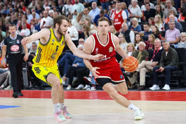Justuz Hollatz (FC Bayern Basketball, 21) mit Malte Delow (Alba Berlin, 06), GER, FC Bayern Basketball vs. Alba Berlin, Basketball, easycredit Basketball Bundesliga, Playoffs, Finale, Spiel 1, Saison 2025 2026, 12.06.2026, GER, FC Bayern Basketball vs. Alba Berlin, Basketball, easycredit Basketball Bundesliga, Playoffs, Finale, Spiel 1, Saison 2025 2026, 12.06.2026 Muenchen
