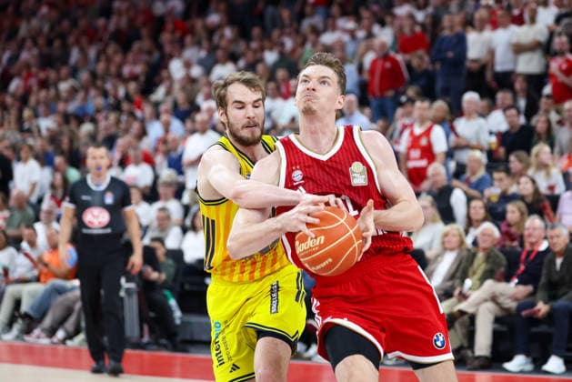 Justuz Hollatz (FC Bayern Basketball, 21) mit Malte Delow (Alba Berlin, 06), GER, FC Bayern Basketball vs. Alba Berlin, Basketball, easycredit Basketball Bundesliga, Playoffs, Finale, Spiel 1, Saison 2025 2026, 12.06.2026, GER, FC Bayern Basketball vs. Alba Berlin, Basketball, easycredit Basketball Bundesliga, Playoffs, Finale, Spiel 1, Saison 2025 2026, 12.06.2026 Muenchen