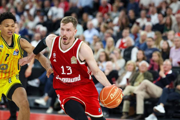 Andreas Obst (FC Bayern Basketball, 13) mit Ball mit Jack Kayil (Alba Berlin, 07), GER, FC Bayern Basketball vs. Alba Berlin, Basketball, easycredit Basketball Bundesliga, Playoffs, Finale, Spiel 1, Saison 2025 2026, 12.06.2026, GER, FC Bayern Basketball vs. Alba Berlin, Basketball, easycredit Basketball Bundesliga, Playoffs, Finale, Spiel 1, Saison 2025 2026, 12.06.2026 Muenchen