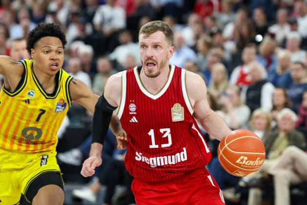 Andreas Obst (FC Bayern Basketball, 13) mit Ball mit Jack Kayil (Alba Berlin, 07), GER, FC Bayern Basketball vs. Alba Berlin, Basketball, easycredit Basketball Bundesliga, Playoffs, Finale, Spiel 1, Saison 2025 2026, 12.06.2026, GER, FC Bayern Basketball vs. Alba Berlin, Basketball, easycredit Basketball Bundesliga, Playoffs, Finale, Spiel 1, Saison 2025 2026, 12.06.2026 Muenchen