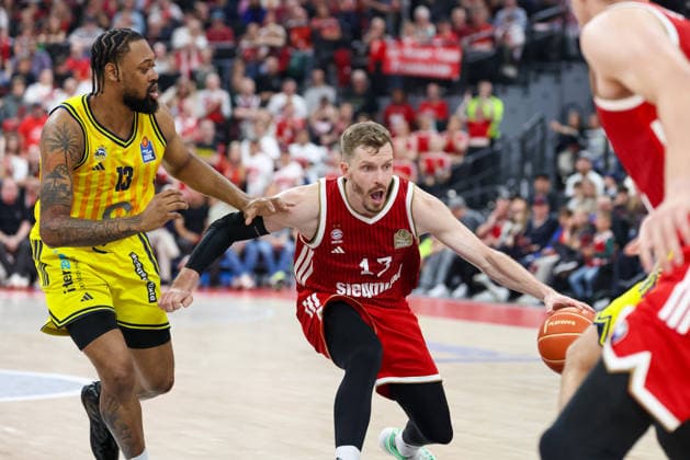 Andreas Obst (FC Bayern Basketball, 13) mit Ball mit Jwan Roberts (Alba Berlin, 13), GER, FC Bayern Basketball vs. Alba Berlin, Basketball, easycredit Basketball Bundesliga, Playoffs, Finale, Spiel 1, Saison 2025 2026, 12.06.2026, GER, FC Bayern Basketball vs. Alba Berlin, Basketball, easycredit Basketball Bundesliga, Playoffs, Finale, Spiel 1, Saison 2025 2026, 12.06.2026 Muenchen