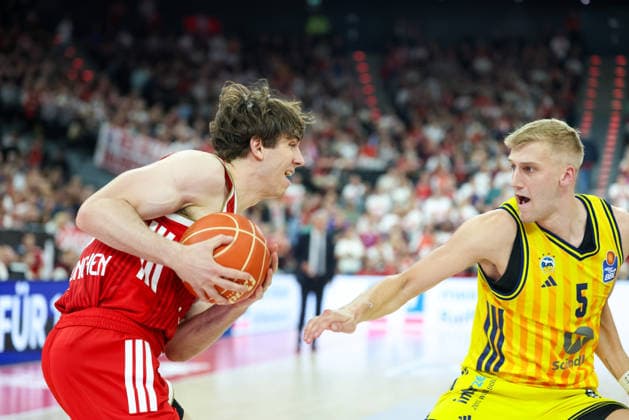 Justinian Jessup (FC Bayern Basketball, 10) mit Ball mit Sam Griesel (Alba Berlin, 05), GER, FC Bayern Basketball vs. Alba Berlin, Basketball, easycredit Basketball Bundesliga, Playoffs, Finale, Spiel 1, Saison 2025 2026, 12.06.2026, GER, FC Bayern Basketball vs. Alba Berlin, Basketball, easycredit Basketball Bundesliga, Playoffs, Finale, Spiel 1, Saison 2025 2026, 12.06.2026 Muenchen