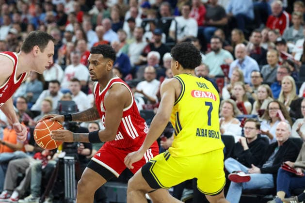 Xavier Rathan-Mayes (FC Bayern Basketball, 04) mit Ball mit Jack Kayil (Alba Berlin, 07), GER, FC Bayern Basketball vs. Alba Berlin, Basketball, easycredit Basketball Bundesliga, Playoffs, Finale, Spiel 1, Saison 2025 2026, 12.06.2026, GER, FC Bayern Basketball vs. Alba Berlin, Basketball, easycredit Basketball Bundesliga, Playoffs, Finale, Spiel 1, Saison 2025 2026, 12.06.2026 Muenchen