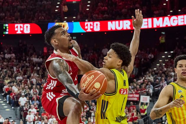 Deutsche Basketball Bundesliga (BBL), FC Bayern München Basketball vs ALBA Berlin, München FC Bayern Basketball, Berlin ALBA, 2026-06-12 in München (SAP Garden) RATHAN-MAYES Xavier (FC Bayern München Basketball Shooting Guard (SG) Nr4-FCBB4), KAYIL Jack (ALBA Berlin Point Guard (PG) Nr7-BER7) sportworld München SAP Garden Bayern Deutschland