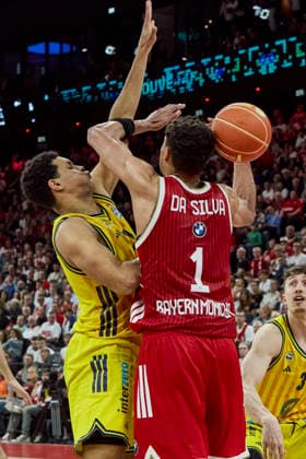 Deutsche Basketball Bundesliga (BBL), FC Bayern München Basketball vs ALBA Berlin, München FC Bayern Basketball, Berlin ALBA, 2026-06-12 in München (SAP Garden) DA SILVA Oscar (FC Bayern München Basketball Power Forward (PF) Nr1-FCBB1), RATAJ Michael (ALBA Berlin Power Forward (PF) Nr21-BER21) sportworld München SAP Garden Bayern Deutschland