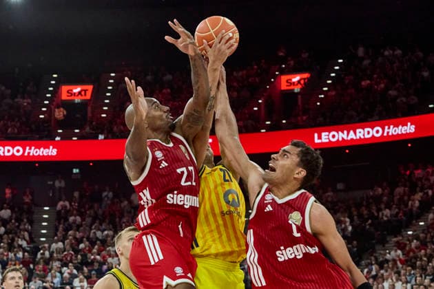Deutsche Basketball Bundesliga (BBL), FC Bayern München Basketball vs ALBA Berlin, München FC Bayern Basketball, Berlin ALBA, 2026-06-12 in München (SAP Garden) MIKE Isiaha (FC Bayern München Basketball Power Forward (PF) Nr22-FCBB22), RATAJ Michael (ALBA Berlin Power Forward (PF) Nr21-BER21), DA SILVA Oscar (FC Bayern München Basketball Power Forward (PF) Nr1-FCBB1) sportworld München SAP Garden Bayern Deutschland