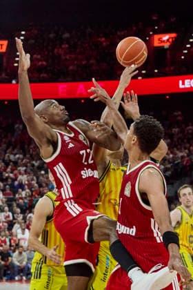 Deutsche Basketball Bundesliga (BBL), FC Bayern München Basketball vs ALBA Berlin, München FC Bayern Basketball, Berlin ALBA, 2026-06-12 in München (SAP Garden) MIKE Isiaha (FC Bayern München Basketball Power Forward (PF) Nr22-FCBB22), RATAJ Michael (ALBA Berlin Power Forward (PF) Nr21-BER21), DA SILVA Oscar (FC Bayern München Basketball Power Forward (PF) Nr1-FCBB1) sportworld München SAP Garden Bayern Deutschland