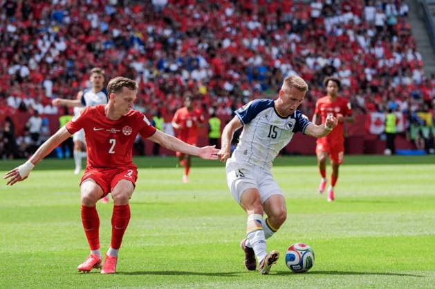 Amar Memic of Bosnia and Herzegovina (R) controls the ball under pressure from Alistair Johnston of Canada (E) during a group stage match of the 2026 FIFA Men s World Cup between Canada and Bosnia and Herzegovina at Toronto Stadium in Toronto on June 12, 2026. Richard Callis Fotoarena (Richard Callis SPP)  Copyright: xRichardxCallisx xSPPx spp-en-RiCa-2960755