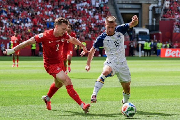 Amar Memic of Bosnia and Herzegovina (R) controls the ball under pressure from Alistair Johnston of Canada (E) during a group stage match of the 2026 FIFA Men s World Cup between Canada and Bosnia and Herzegovina at Toronto Stadium in Toronto on June 12, 2026. Richard Callis Fotoarena (Richard Callis SPP)  Copyright: xRichardxCallisx xSPPx spp-en-RiCa-2960756