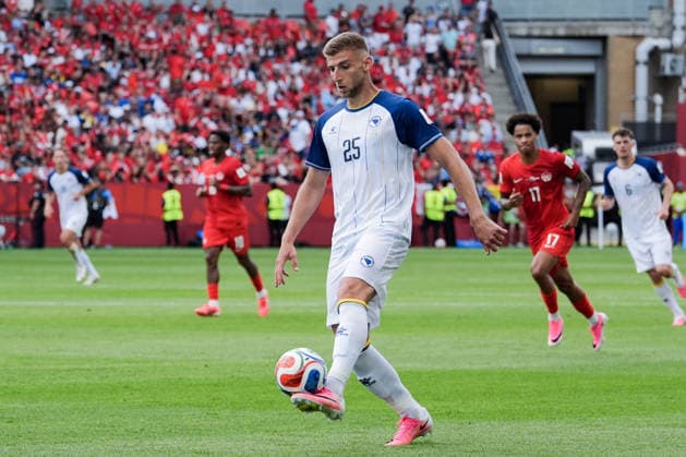 Jovo Lukic of Bosnia and Herzegovina controls the ball during a group stage match of the 2026 FIFA Men s World Cup between Canada and Bosnia and Herzegovina at Toronto Stadium in Toronto on June 12, 2026. Richard Callis Fotoarena (Richard Callis SPP)  Copyright: xRichardxCallisx xSPPx spp-en-RiCa-2960768