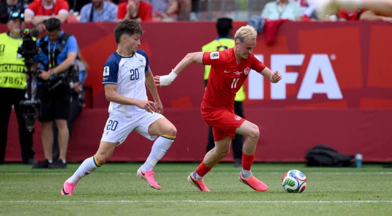 Fussball FIFA WM 2026 Vorrunde Gruppe B Kanada - Bosnien - Herzegowina 12.06.2026 Esmir Bajraktarevic (li, Bosnien - Herzegowina) gegen Liam Millar (re, Kanada)