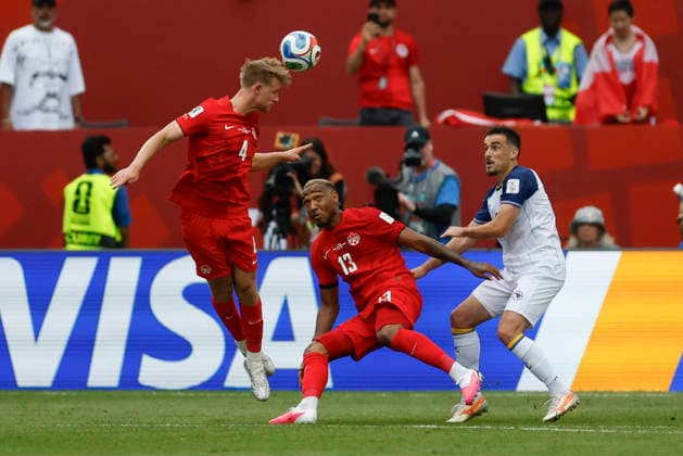 Luc De Fourgrolles (L) of Canada heads the ball in a Group B match of the 2026 FIFA World Cup, WM, Weltmeisterschaft, Fussball between Canada and Bosnia and Herzegovina at BMO Field in Toronto,Canada, 12 June 2026. Fifa World Cup 2026 - Group B - Canada vs Bosnia and Herzegovina !ACHTUNG: NUR REDAKTIONELLE NUTZUNG!  Copyright: xBienvenidoxVelascox GR5190 20260612-55020580683_1