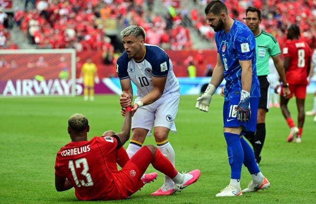 FIFA World Cup, WM, Weltmeisterschaft, Fussball 2026 - Group A - Canada vs Bosnia and Herzegovina (L-R) Derek Cornelius of Canada, Ermedin Demirovic of Bosnia and Herzegovina and goalkeeper Maxime Crepeau of Canada react during the FIFA World Cup 2026 group stage match Canada against Bosnia and Herzegovina, in Toronto, Canada, 12 June 2026. TORONTO Canada  Copyright: xEDUARDOxLIMAx
