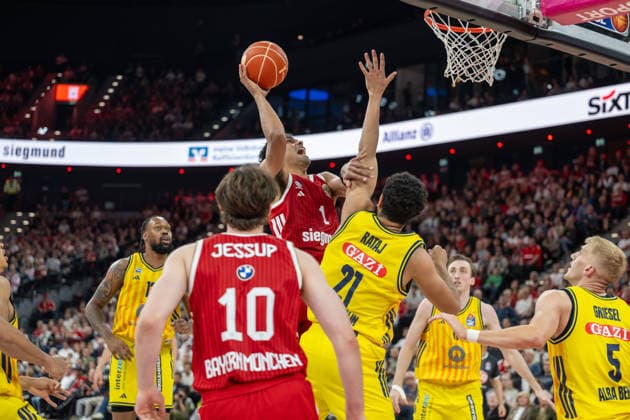 Oscar da Silva 1 (FC Bayern Basketball) im Zweikampf mit Michael Rataj 21 (Alba Berlin), FC Bayern Basketball vs. Alba Berlin, BBL, Finale 1, 12.06.2026 Muenchen Bayern Deutschland