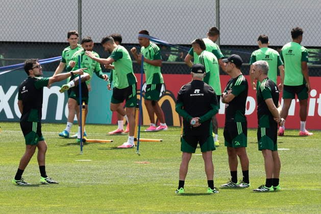 FIFA World Cup, WM, Weltmeisterschaft, Fussball 2026 - Mexico training session Mexico s head coach Javier Aguirre (C) leads a training session as part of the FIFA World Cup 2026, in Mexico City, Mexico, 12 June 2026. Ciudad de Mexico Mexico  Copyright: xJOSExMENDEZx