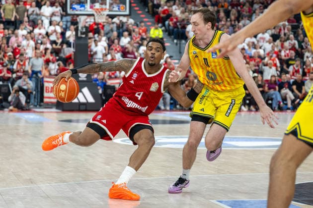 Xavier Rathan-Mayes 4 (FC Bayern Basketball) im Zweikampf mit Moses Wood 11 (Alba Berlin), FC Bayern Basketball vs. Alba Berlin, BBL, Finale 1, 12.06.2026 Muenchen Bayern Deutschland
