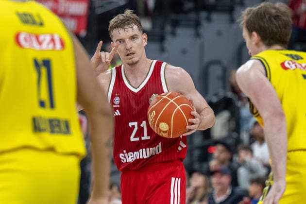 Justus Hollatz 21 (FC Bayern Basketball) gibt Handzeichen, FC Bayern Basketball vs. Alba Berlin, BBL, Finale 1, 12.06.2026 Muenchen Bayern Deutschland