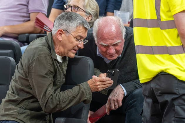 Vereinspraesident Herbert Hainer (FC Bayern Muenchen) zeigt Uli Hoeness Aufsichtsratsmitglied FC Bayern Muenchen eV sowie Ehrenpraesident des FC Bayern was auf dem Handy, FC Bayern Basketball vs. Alba Berlin, BBL, Finale 1, 12.06.2026 Muenchen Bayern Deutschland