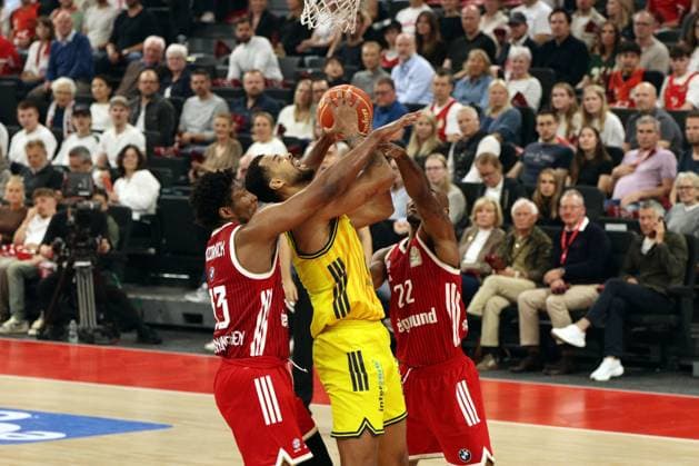 MUNICH, GERMANY - June 12: Agbakoko, Norris (ALBA Berlin, 17) fighting for the ball against McCormack, David (FC Bayern, 33) and Mike, Isiaha (FC Bayern, 22) during the easyCredit Basketball Bundesliga Playoff Finals on game 1, between FC Bayern Muenchen vs. ALBA Berlin at SAP Garden, Munich, on June 12, 2026 in Munich, Germany. Bavaria Germany Copyright: xPhotographer:xNilsxKoepkex