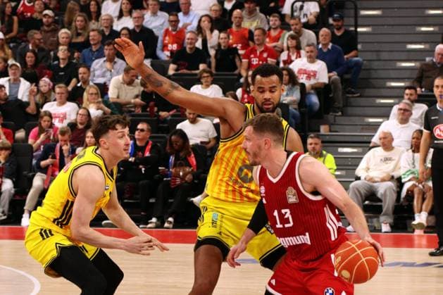 MUNICH, GERMANY - June 12: Obst, Andreas (FC Bayern, 13,) keeps the ball vs. O Connell, Alex (ALBA Berlin, 3) and Agbakoko, Norris (ALBA Berlin, 17) during the easyCredit Basketball Bundesliga Playoff Finals on game 1, between FC Bayern Muenchen vs. ALBA Berlin at SAP Garden, Munich, on June 12, 2026 in Munich, Germany. Bavaria Germany Copyright: xPhotographer:xNilsxKoepkex