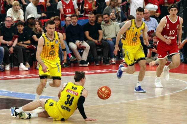 MUNICH, GERMANY - June 12: Bean, Justin (ALBA Berlin, 34) on the gorund, with Hermannsson, Martin (ALBA Berlin, 15), Mattisseck, Jonas (ALBA Berlin, 9) and Jessup, Justinian (FC Bayern, 10) during the easyCredit Basketball Bundesliga Playoff Finals on game 1, between FC Bayern Muenchen vs. ALBA Berlin at SAP Garden, Munich, on June 12, 2026 in Munich, Germany. Bavaria Germany Copyright: xPhotographer:xNilsxKoepkex