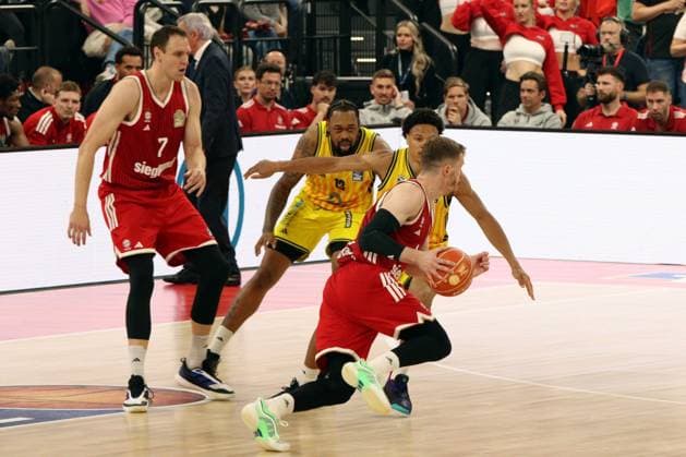 MUNICH, GERMANY - June 12: Voigtmann, Johannes (FC Bayern, 7) and Roberts, J Wan (ALBA Berlin, 13) watching Kayil, Jack (ALBA Berlin, 7) and Obst, Andreas (FC Bayern, 13) fighting for the ball during the easyCredit Basketball Bundesliga Playoff Finals on game 1, between FC Bayern Muenchen vs. ALBA Berlin at SAP Garden, Munich, on June 12, 2026 in Munich, Germany. Bavaria Germany Copyright: xPhotographer:xNilsxKoepkex