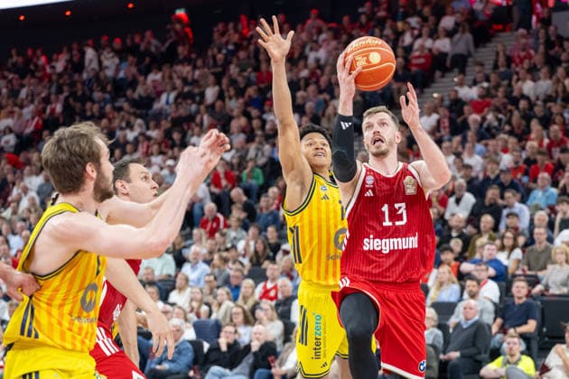 Jack Kayil 7 (Alba Berlin) im Zweikampf mit Andreas Obst 13 (FC Bayern Basketball), FC Bayern Basketball vs. Alba Berlin, BBL, Finale 1, 12.06.2026 Muenchen Bayern Deutschland