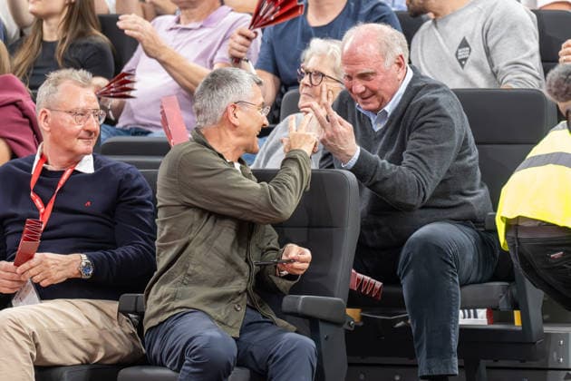 Vereinspraesident Herbert Hainer (FC Bayern Muenchen) und Uli Hoeness Aufsichtsratsmitglied FC Bayern Muenchen eV sowie Ehrenpraesident des FC Bayern geben HAndzeichen zwei und meinen damit, 2 Körbe hintereinander und lachen, FC Bayern Basketball vs. Alba Berlin, BBL, Finale 1, 12.06.2026 Muenchen Bayern Deutschland