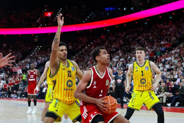 Oscar da Silva (FC Bayern Basketball, 01) mit Ball mit Michael Rataj (Alba Berlin, 21) und Alex OConnell (Alba Berlin, 03), GER, FC Bayern Basketball vs. Alba Berlin, Basketball, easycredit Basketball Bundesliga, Playoffs, Finale, Spiel 1, Saison 2025 2026, 12.06.2026, GER, FC Bayern Basketball vs. Alba Berlin, Basketball, easycredit Basketball Bundesliga, Playoffs, Finale, Spiel 1, Saison 2025 2026, 12.06.2026 Muenchen