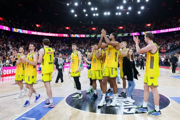 Das Team von Alba Berlin bedankt sich bei den Fans nach dem Spiel, GER, FC Bayern Basketball vs. Alba Berlin, Basketball, easycredit Basketball Bundesliga, Playoffs, Finale, Spiel 1, Saison 2025 2026, 12.06.2026, GER, FC Bayern Basketball vs. Alba Berlin, Basketball, easycredit Basketball Bundesliga, Playoffs, Finale, Spiel 1, Saison 2025 2026, 12.06.2026 Muenchen