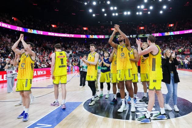 Das Team von Alba Berlin bedankt sich bei den Fans nach dem Spiel, GER, FC Bayern Basketball vs. Alba Berlin, Basketball, easycredit Basketball Bundesliga, Playoffs, Finale, Spiel 1, Saison 2025 2026, 12.06.2026, GER, FC Bayern Basketball vs. Alba Berlin, Basketball, easycredit Basketball Bundesliga, Playoffs, Finale, Spiel 1, Saison 2025 2026, 12.06.2026 Muenchen