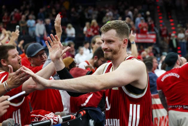 Andreas Obst (FC Bayern Basketball, 13) klatscht bei den Fans ab nach dem Spiel, GER, FC Bayern Basketball vs. Alba Berlin, Basketball, easycredit Basketball Bundesliga, Playoffs, Finale, Spiel 1, Saison 2025 2026, 12.06.2026, GER, FC Bayern Basketball vs. Alba Berlin, Basketball, easycredit Basketball Bundesliga, Playoffs, Finale, Spiel 1, Saison 2025 2026, 12.06.2026 Muenchen