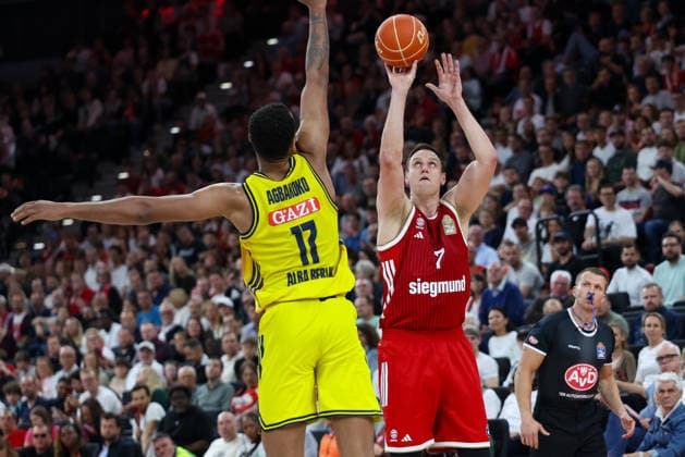 Johannes Voigtmann (FC Bayern Basketball, 07) mit Ball mit Norris Agbakoko (Alba Berlin, 17), GER, FC Bayern Basketball vs. Alba Berlin, Basketball, easycredit Basketball Bundesliga, Playoffs, Finale, Spiel 1, Saison 2025 2026, 12.06.2026, GER, FC Bayern Basketball vs. Alba Berlin, Basketball, easycredit Basketball Bundesliga, Playoffs, Finale, Spiel 1, Saison 2025 2026, 12.06.2026 Muenchen