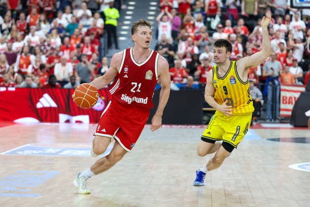 Justuz Hollatz (FC Bayern Basketball, 21) mit Jonas Mattisseck (Alba Berlin, 09), GER, FC Bayern Basketball vs. Alba Berlin, Basketball, easycredit Basketball Bundesliga, Playoffs, Finale, Spiel 1, Saison 2025 2026, 12.06.2026, GER, FC Bayern Basketball vs. Alba Berlin, Basketball, easycredit Basketball Bundesliga, Playoffs, Finale, Spiel 1, Saison 2025 2026, 12.06.2026 Muenchen