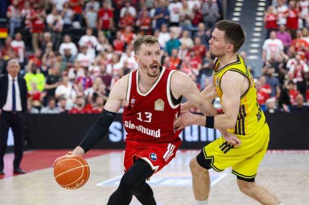 Andreas Obst (FC Bayern Basketball, 13) mit Ball mit Martin Hermannsson (Alba Berlin, 15), GER, FC Bayern Basketball vs. Alba Berlin, Basketball, easycredit Basketball Bundesliga, Playoffs, Finale, Spiel 1, Saison 2025 2026, 12.06.2026, GER, FC Bayern Basketball vs. Alba Berlin, Basketball, easycredit Basketball Bundesliga, Playoffs, Finale, Spiel 1, Saison 2025 2026, 12.06.2026 Muenchen