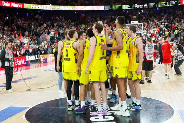 Mannschaftskreis Alba Berlin nach dem Spiel, GER, FC Bayern Basketball vs. Alba Berlin, Basketball, easycredit Basketball Bundesliga, Playoffs, Finale, Spiel 1, Saison 2025 2026, 12.06.2026, GER, FC Bayern Basketball vs. Alba Berlin, Basketball, easycredit Basketball Bundesliga, Playoffs, Finale, Spiel 1, Saison 2025 2026, 12.06.2026 Muenchen