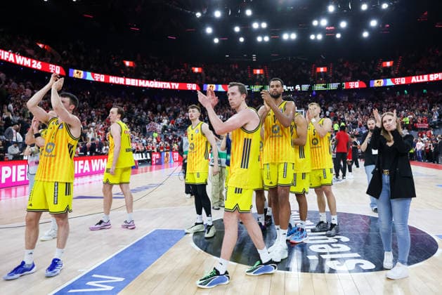 Das Team von Alba Berlin bedankt sich bei den Fans nach dem Spiel, GER, FC Bayern Basketball vs. Alba Berlin, Basketball, easycredit Basketball Bundesliga, Playoffs, Finale, Spiel 1, Saison 2025 2026, 12.06.2026, GER, FC Bayern Basketball vs. Alba Berlin, Basketball, easycredit Basketball Bundesliga, Playoffs, Finale, Spiel 1, Saison 2025 2026, 12.06.2026 Muenchen