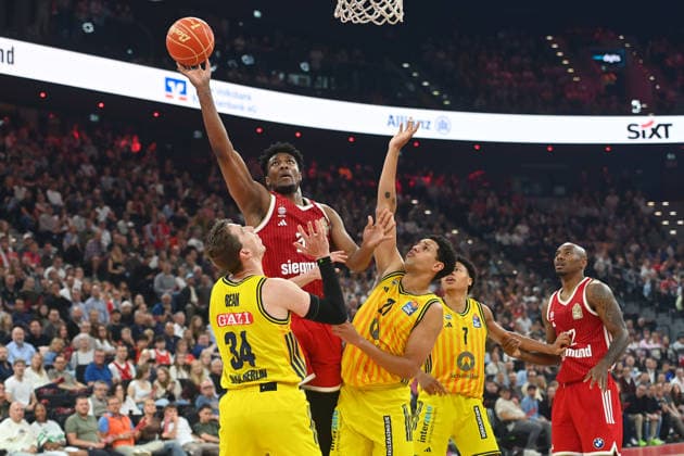 v.li:Jusatin BEAN (Alba Berlin), David McCORMACK (FCB),Michale RATAJ (Alba Berlin), Aktion,Zweikampf. Basketball BBL,Saison 2025 2026 Play Off Finale Spiel 1, FC Bayern Muenchen - Alba Berlin am 12.06.2026 S A P G A R D EN