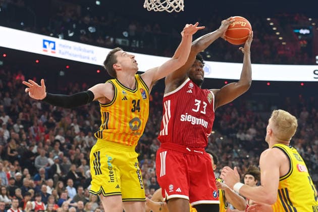 v.li:Jusatin BEAN (Alba Berlin), David McCORMACK (FCB), Sam GRIESEL (Alba Berlin) Aktion,Zweikampf. Basketball BBL,Saison 2025 2026 Play Off Finale Spiel 1, FC Bayern Muenchen - Alba Berlin am 12.06.2026 S A P G A R D EN