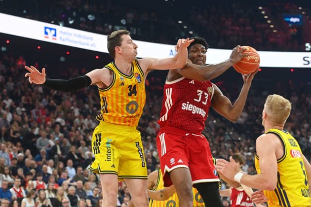 v.li:Jusatin BEAN (Alba Berlin), David McCORMACK (FCB), Sam GRIESEL (Alba Berlin) Aktion,Zweikampf. Basketball BBL,Saison 2025 2026 Play Off Finale Spiel 1, FC Bayern Muenchen - Alba Berlin am 12.06.2026 S A P G A R D EN