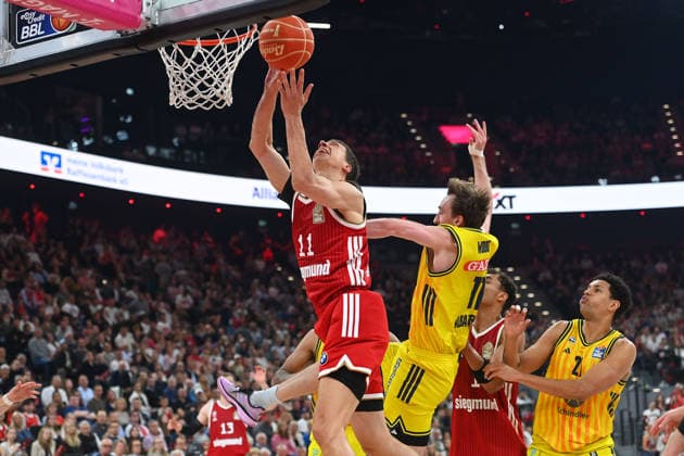 v.li:VLADIMIR LUCIC (FCB), Aktion,Zweikampf gegen Moses WOOD (Berlin). Re:Michale RATAJ (Alba Berlin). Basketball BBL,Saison 2025 2026 Play Off Finale Spiel 1, FC Bayern Muenchen - Alba Berlin am 12.06.2026 S A P G A R D EN