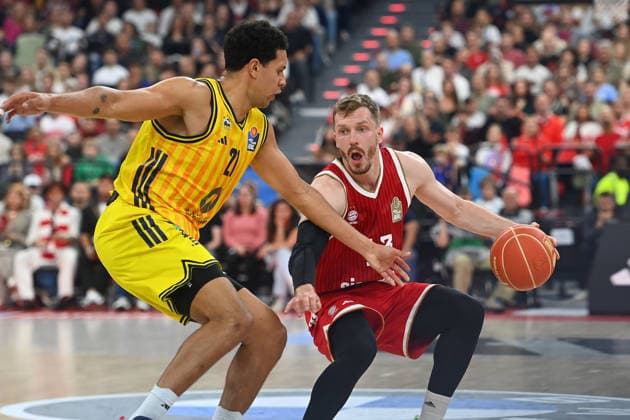Andreas OBST (FCB), Aktion,Zweikampf gegen Michale RATAJ (Alba Berlin). Basketball BBL,Saison 2025 2026 Play Off Finale Spiel 1, FC Bayern Muenchen - Alba Berlin am 12.06.2026 S A P G A R D EN